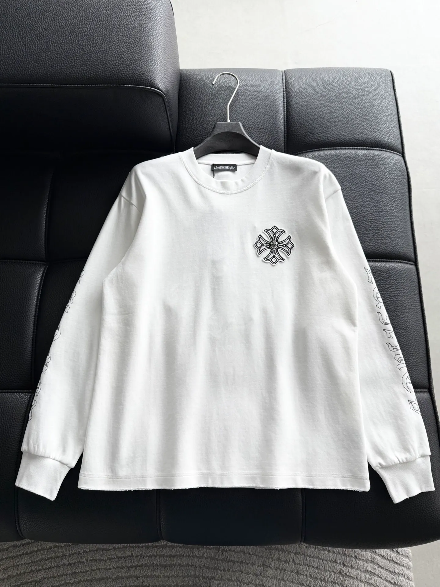 P408 💰ChromeHearts Chrome Heart Round Neck Sweater Long Sleeve The pursuit of quality guarantees the absolute quality! Using double-sided cotton fabric, the texture is clearly visible, the texture is soft, delicate and smooth, custom three-dimensional embroidery ➕ patchwork and leather craftsmanship, full of drape! The workmanship is fine and the shoulder lines are smooth. All imported chain machines are used to make the shoulder rolling strips. It has a certain thickness and is not made of cheap material but has a shiny feel that is comfortable and not tight on the upper body. It is the most avant-garde street item that can be easily matched by both men and women!  Color: black white Size: m-3xl Style number: 3582